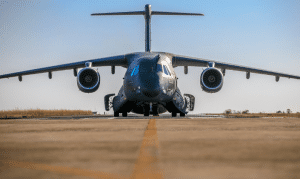 O Embraer C-390 Millennium pode atingir velocidade de 988 km/h e levar mais de 23 toneladas de carga - Foto: Divugação